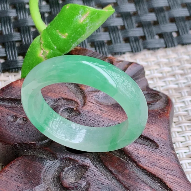 尺寸：圈口18.5/5.6/3.5mm，天然Ａ货翡翠冰透带绿精美戒指。玉质细腻冰润，种水好，上手效果