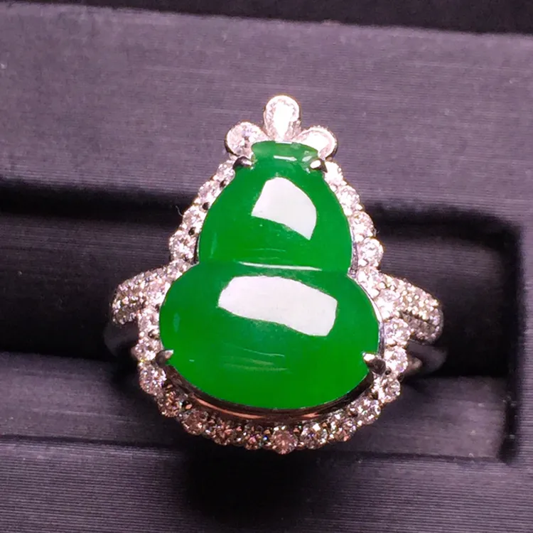 满绿葫芦戒指，18k金豪华镶嵌，种水超好，玉质细腻。