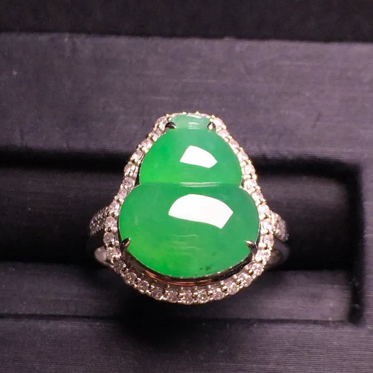 阳绿葫芦戒指，18k金豪华镶嵌，种水超好，玉质细腻。