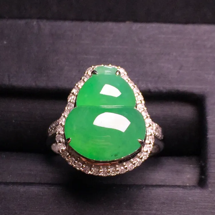 阳绿葫芦戒指，18k金豪华镶嵌，种水超好，玉质细腻。