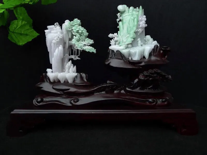 自然光实拍，翡翠老坑水润糯化精雕旭日东升，深山访友，步步高升，精品摆件 ，种老水足，雕工精湛，层次感十足，层峦叠嶂，立体感强，裸石尺寸130*110*40/130*110*35mm 连底座尺寸280*320*110mm 玉石重0.97公斤 zz