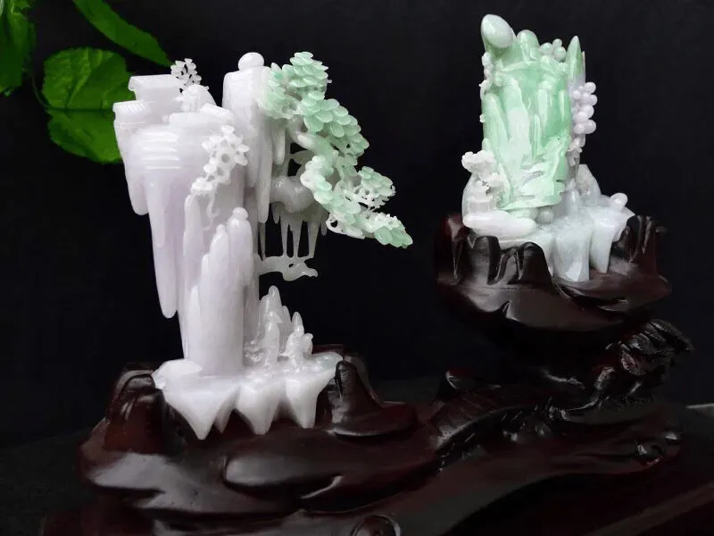 自然光实拍，翡翠老坑水润糯化精雕旭日东升，深山访友，步步高升，精品摆件 ，种老水足，雕工精湛，层次感十足，层峦叠嶂，立体感强，裸石尺寸130*110*40/130*110*35mm 连底座尺寸280*320*110mm 玉石重0.97公斤 zz