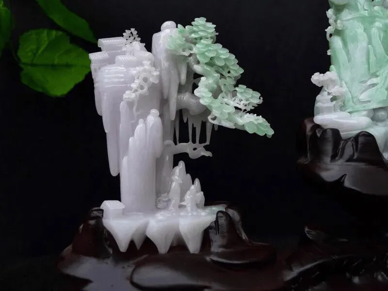 自然光实拍，翡翠老坑水润糯化精雕旭日东升，深山访友，步步高升，精品摆件 ，种老水足，雕工精湛，层次感十足，层峦叠嶂，立体感强，裸石尺寸130*110*40/130*110*35mm 连底座尺寸280*320*110mm 玉石重0.97公斤 zz