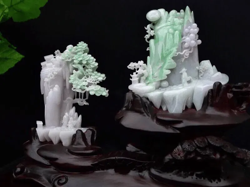 自然光实拍，翡翠老坑水润糯化精雕旭日东升，深山访友，步步高升，精品摆件 ，种老水足，雕工精湛，层次感十足，层峦叠嶂，立体感强，裸石尺寸130*110*40/130*110*35mm 连底座尺寸280*320*110mm 玉石重0.97公斤 zz