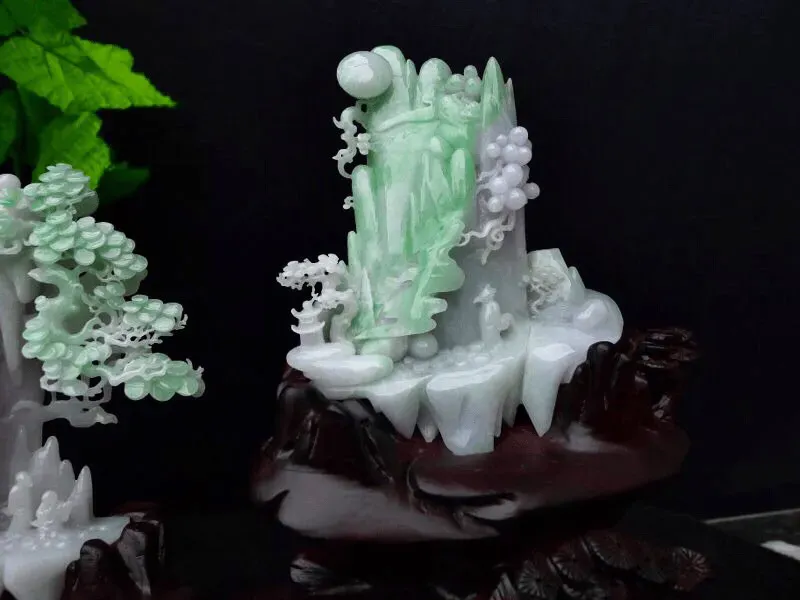 自然光实拍，翡翠老坑水润糯化精雕旭日东升，深山访友，步步高升，精品摆件 ，种老水足，雕工精湛，层次感十足，层峦叠嶂，立体感强，裸石尺寸130*110*40/130*110*35mm 连底座尺寸280*320*110mm 玉石重0.97公斤 zz