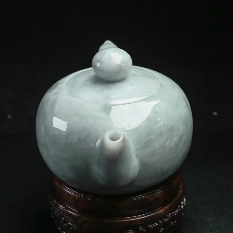 茶壶翡翠摆件。手工雕刻，色泽淡雅，精工细作，壶身尺寸：131.5*87*74.8mm，配送精美底座，礼盒 。