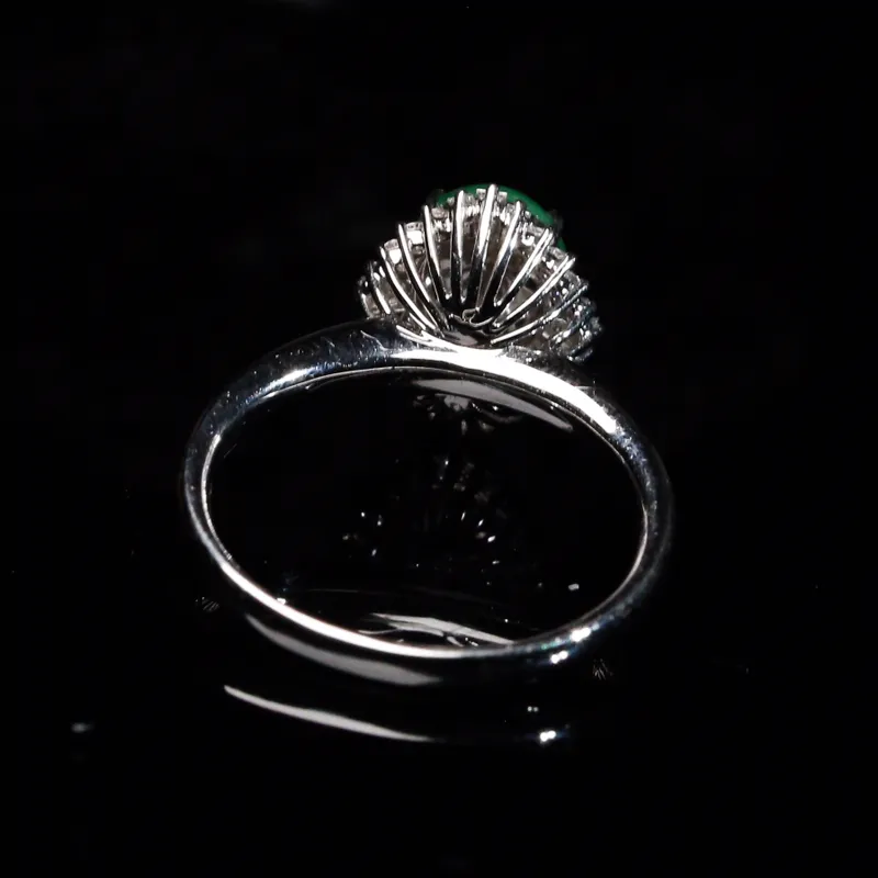 推荐款18K金镶嵌伴钻蛋面翡翠戒指，款式精致，色泽浓郁，上手效果时尚漂亮，戒指内径：17mm裸石尺寸8.9*6.7*4.8mm含金尺寸12.7*10.2*9.2mm。
