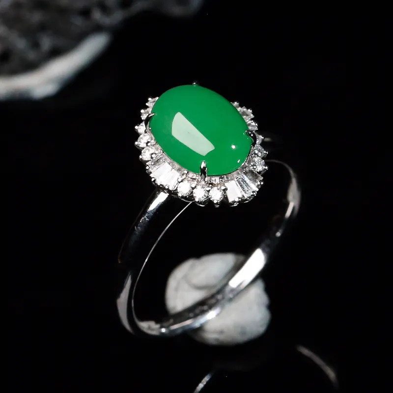 推荐款18K金镶嵌伴钻蛋面翡翠戒指，款式精致，色泽浓郁，上手效果时尚漂亮，戒指内径：17mm裸