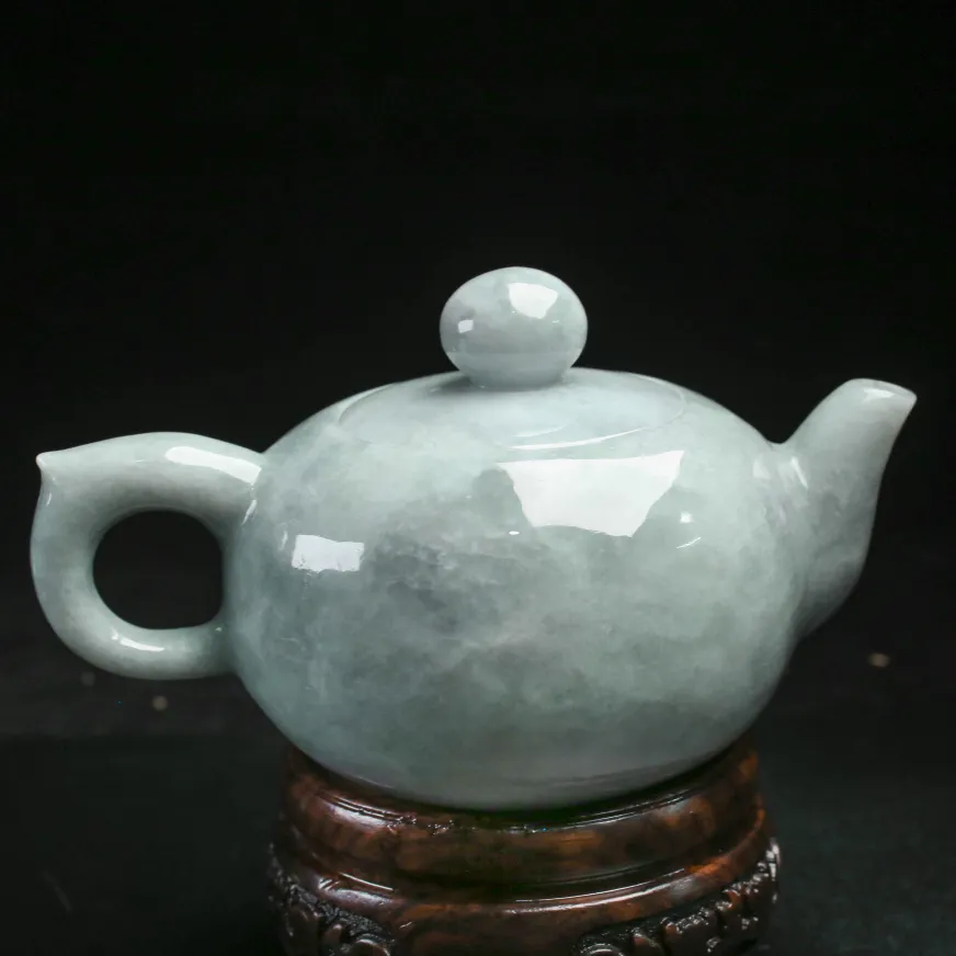 茶壶翡翠摆件。手工雕刻，色泽淡雅，精工细作，壶身尺寸：131.5*87*74.8mm，配送精美底座，礼盒 。