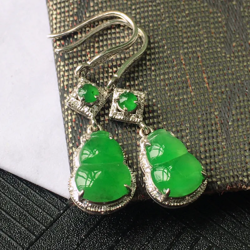 18K金伴钻豪镶翡翠阳绿葫芦耳坠，种老玉质细腻温润，颜色漂亮。