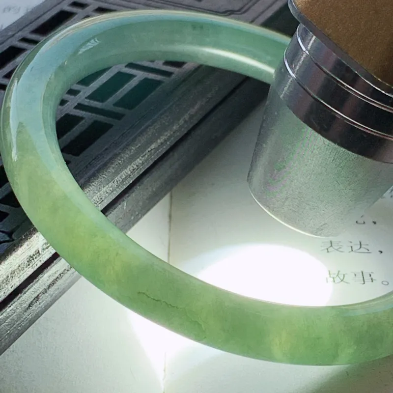 🥳【圈口52.3】自然光实拍，天然翡翠A货 满绿圆条手镯，尺寸：52.3-6.8-7mm，重量：25.24g，玉质水润细腻，种水老，颜色好，上手效果好
