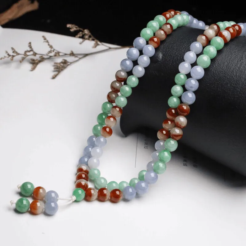 多彩翡翠珠链，共117颗珠子，取其中一颗珠尺寸大约7.1mm，实物漂亮，清秀高雅。佩戴效果大方高贵！