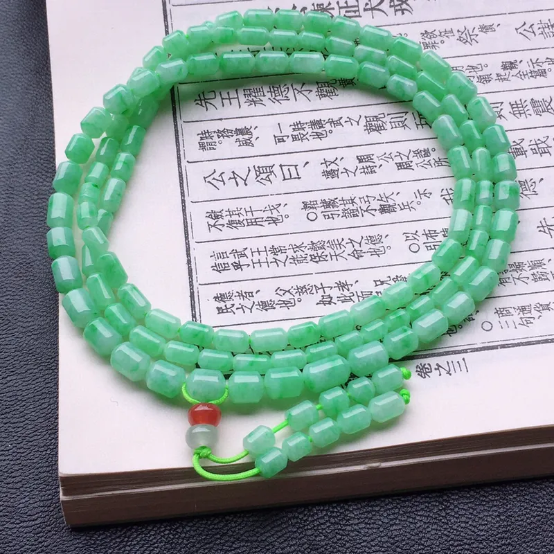 串珠项链，翡翠满绿项链，自然光实拍，玉质细腻莹润，佩戴时尚大方，单颗尺寸：6.4*4mm，110颗，