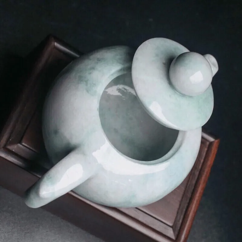 茶壶翡翠小摆件。手工雕刻，色泽清新，雕琢细致，壶身尺寸：116.8*75.8*64.7mm，配送精美底座 。