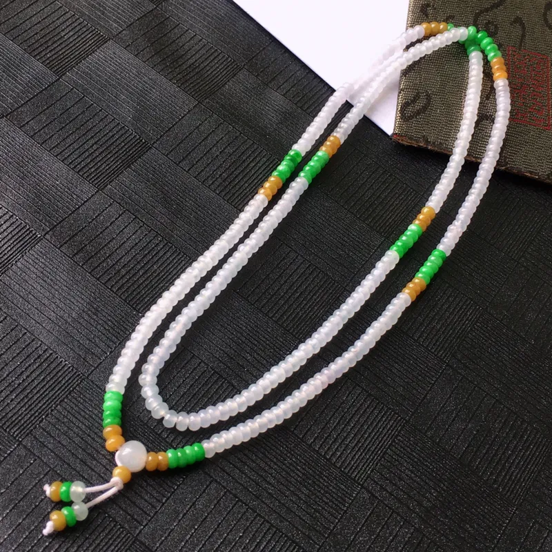 翡翠三彩算盘珠项链，种水好、玉质细腻温润，颜色漂亮。项链周长约：69cm
