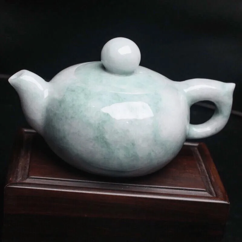 茶壶翡翠小摆件。手工雕刻，色泽清新，雕琢细致，壶身尺寸：116.8*75.8*64.7mm，配送精