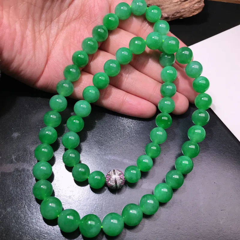 严选推荐 项链，老坑冰糯种浓绿色翡翠圆珠 珠链，颜色鲜亮明艳，色泽纯正，美感十足。种水上乘，肉质水润细腻，晶体结构致密，盈润通透，起强玻璃光泽。高收藏价值，高性价比，值得入手。大颗圆珠直径为10.8毫米，小颗圆珠直径为8.8毫米。备注：一共有57颗圆珠，金属部位为非翡翠配饰。