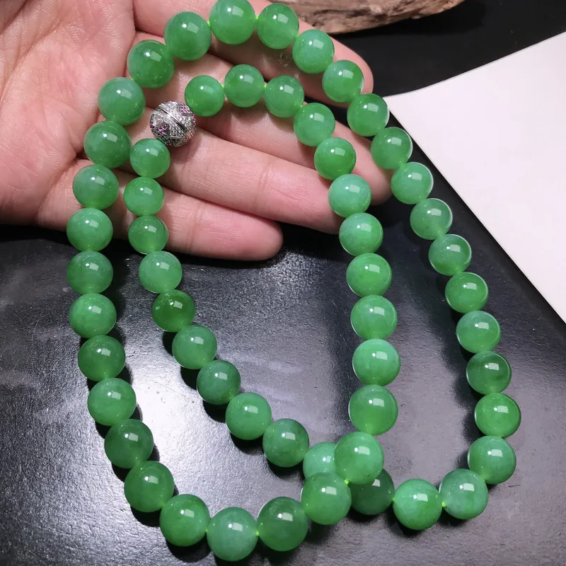 严选推荐 项链，老坑冰糯种浓绿色翡翠圆珠 珠链，颜色鲜亮明艳，色泽纯正，美感十足。种水上乘，肉质水润细腻，晶体结构致密，盈润通透，起强玻璃光泽。高收藏价值，高性价比，值得入手。大颗圆珠直径为10.8毫米，小颗圆珠直径为8.8毫米。备注：一共有57颗圆珠，金属部位为非翡翠配饰。