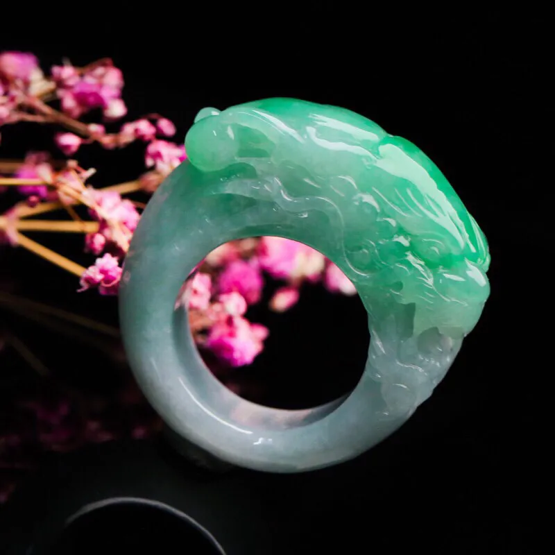 龙翡翠戒指,霸气大方,雕工精细,佩戴效果时尚高贵.尺寸:22*13.3*15.