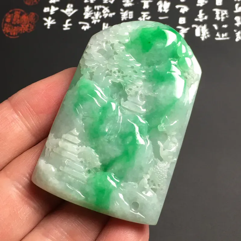 豆种带色【高山流水】吊坠 翠色艳丽 雕工精湛 厚桩饱满 品相精美