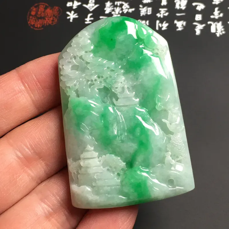 豆种带色【高山流水】吊坠 翠色艳丽 雕工精湛 厚桩饱满 品相精美