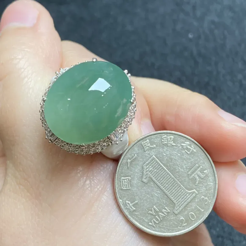晴绿精美蛋面裸石 铜拖 裸石尺寸：20.3-16.7-6.6毫米 玉质圆润 质地细腻 颜色靓丽 精致新颖 佩戴时尚 可镶嵌戒指 代镶嵌