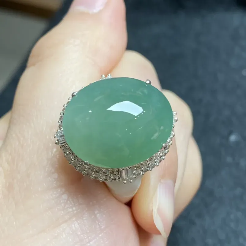 晴绿精美蛋面裸石 铜拖 裸石尺寸：20.3-16.7-6.6毫米 玉质圆润 质地细腻 颜色靓丽 精致新颖 佩戴时尚 可镶嵌戒指 代镶嵌