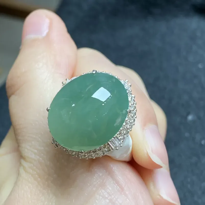晴绿精美蛋面裸石 铜拖 裸石尺寸：20.3-16.7-6.6毫米 玉质圆润 质地细腻 颜色靓丽 精致新颖 佩戴时尚 可镶嵌戒指 代镶嵌