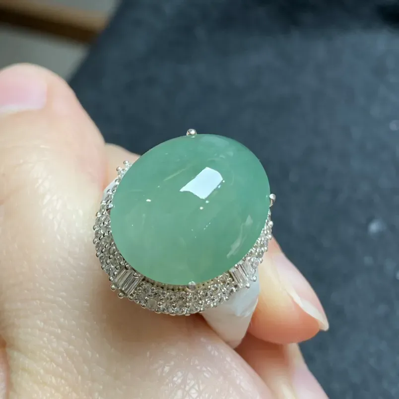 晴绿精美蛋面裸石 铜拖 裸石尺寸：20.3-16.7-6.6毫米 玉质圆润 质地细腻 颜色靓丽 精致新颖 佩戴时尚 可镶嵌戒指 代镶嵌