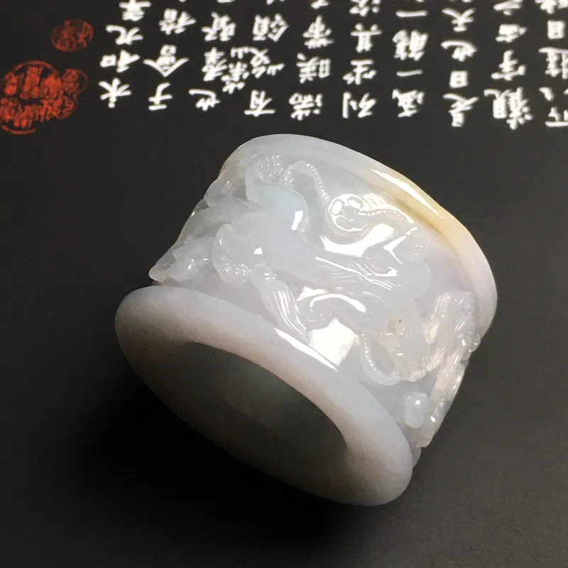 糯化种飘花【双龙戏珠】扳指 外径41宽28厚9.5毫米 内直径22.3毫米 质地细腻 雕工精湛 款式时尚