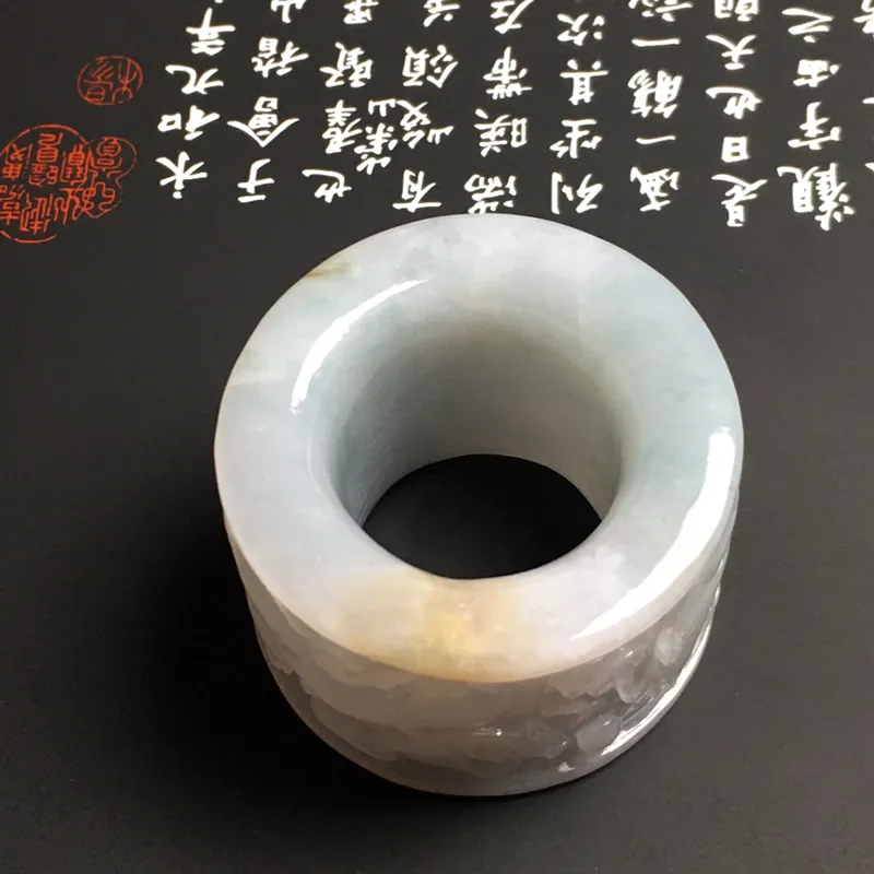 糯化种飘花【双龙戏珠】扳指 外径41宽28厚9.5毫米 内直径22.3毫米 质地细腻 雕工精湛 款式时尚