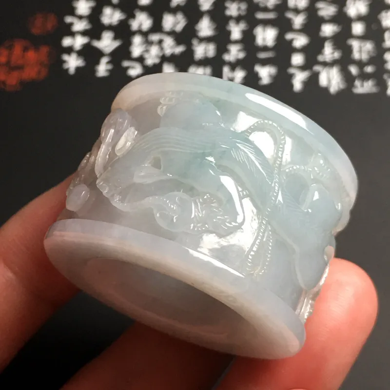 糯化种飘花【双龙戏珠】扳指 外径41宽28厚9.5毫米 内直径22.3毫米 质地细腻 雕工精湛 款式时尚
