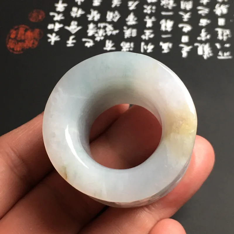 糯化种飘花【双龙戏珠】扳指 外径41宽28厚9.5毫米 内直径22.3毫米 质地细腻 雕工精湛 款式时尚