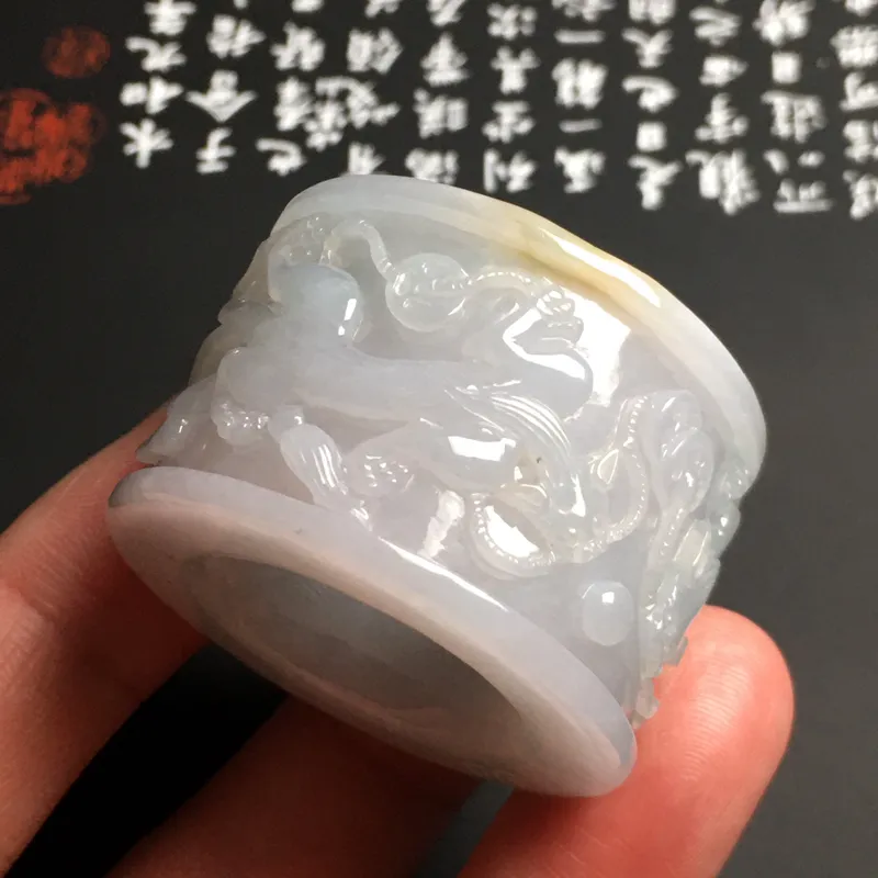 糯化种飘花【双龙戏珠】扳指 外径41宽28厚9.5毫米 内直径22.3毫米 质地细腻 雕工精湛 款式时尚