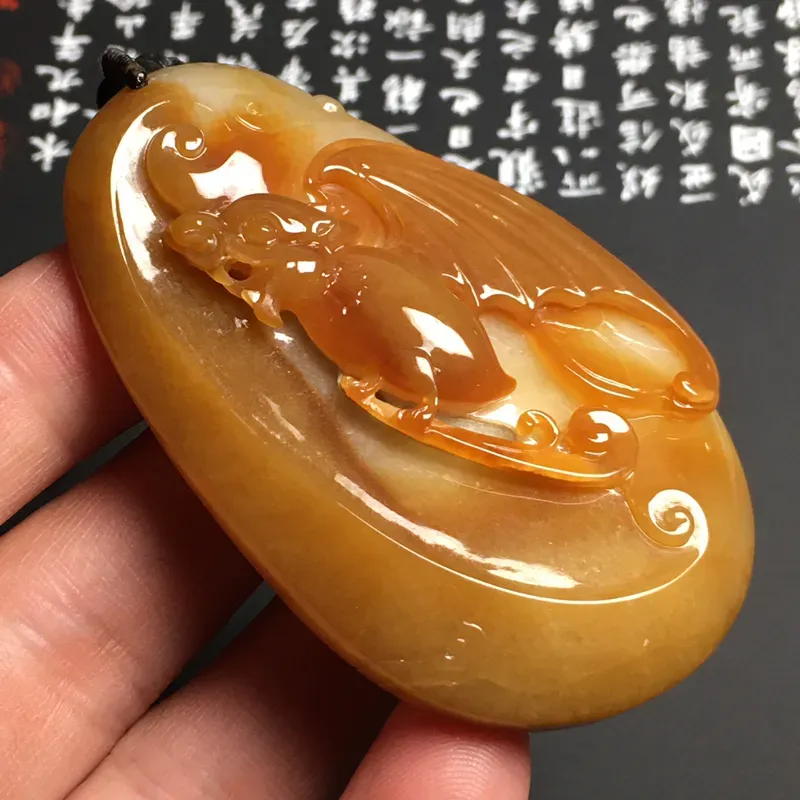 豆种黄翡【福在眼前】吊坠 质地细腻 雕工精湛 厚桩饱满