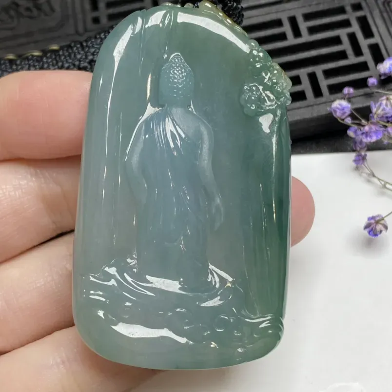 老油青黄翡翡翠精美（背影）挂件 尺寸：62.8-36-10.2毫米 玉质圆润 质地细腻 颜色靓丽 雕工精致 佩戴时尚