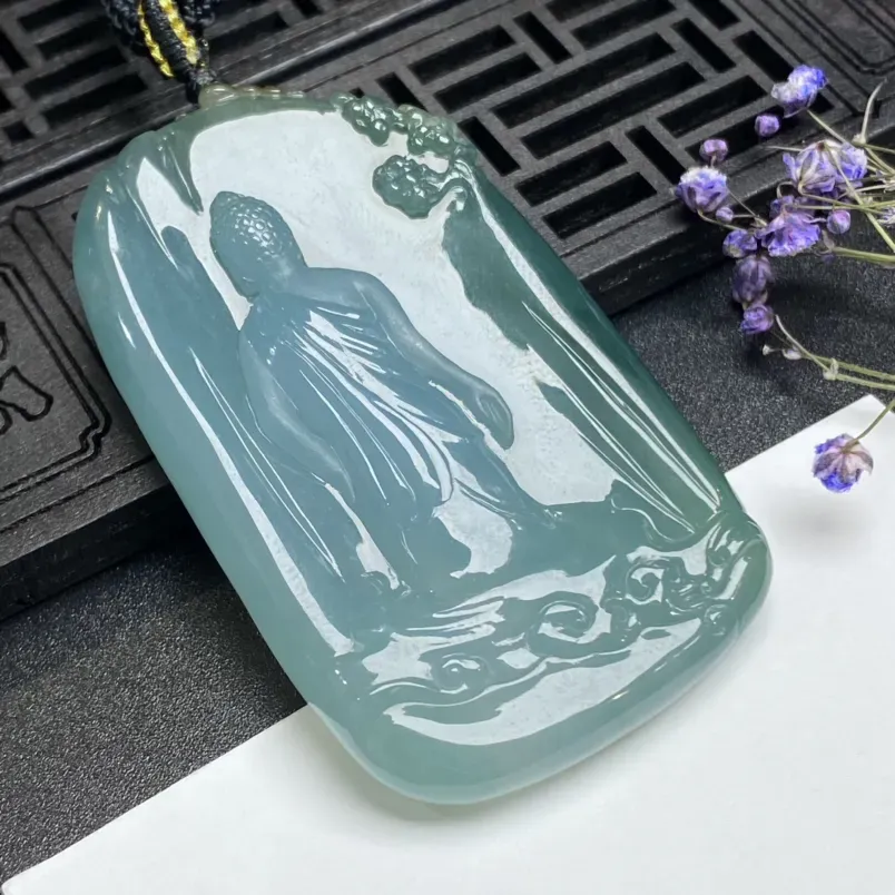 老油青黄翡翡翠精美（背影）挂件 尺寸：62.8-36-10.2毫米 玉质圆润 质地细腻 颜色靓丽 雕工精致 佩戴时尚