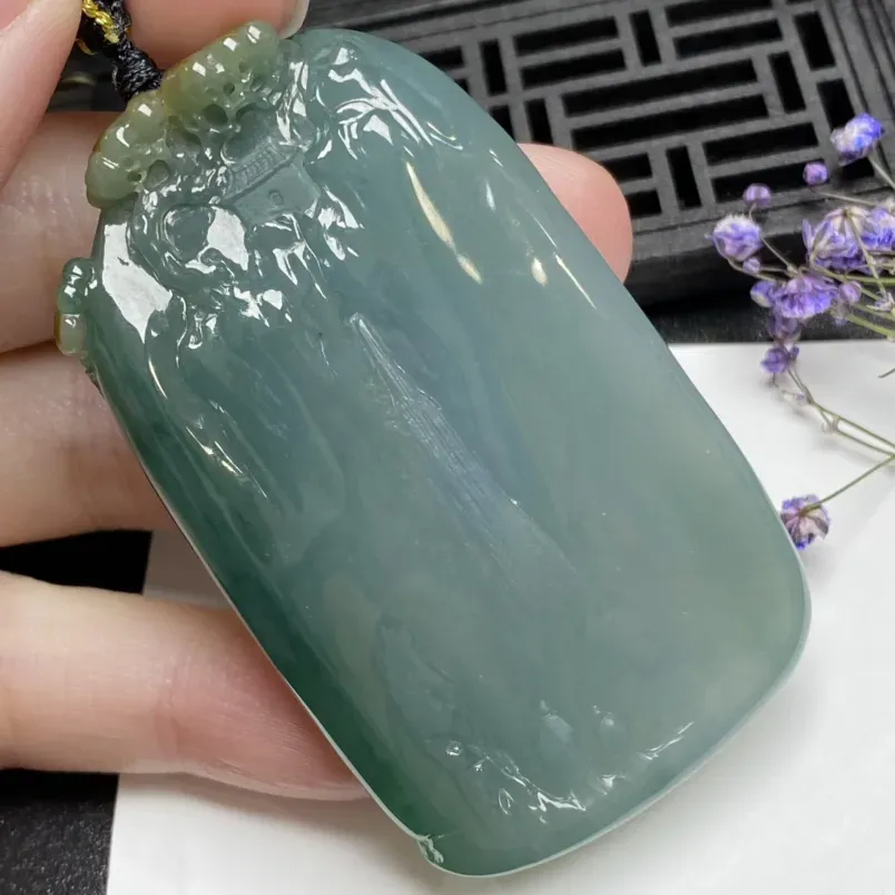 老油青黄翡翡翠精美（背影）挂件 尺寸：62.8-36-10.2毫米 玉质圆润 质地细腻 颜色靓丽 雕工精致 佩戴时尚