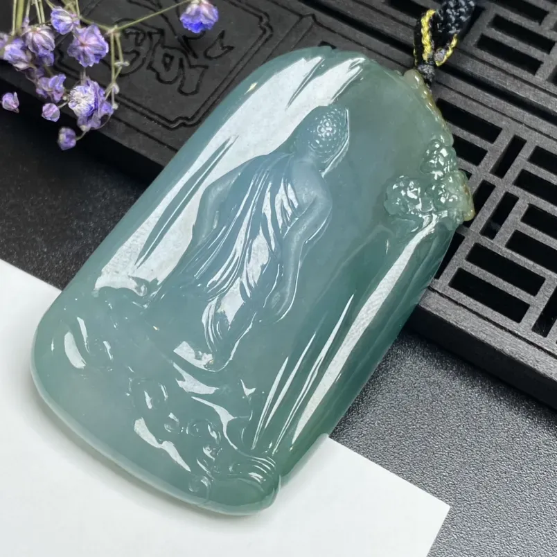 老油青黄翡翡翠精美（背影）挂件 尺寸：62.8-36-10.2毫米 玉质圆润 质地细腻 颜色靓丽 雕工精致 佩戴时尚