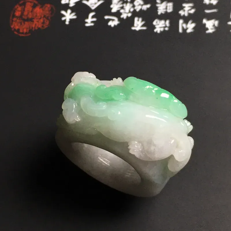 糯化种带色【招财貔貅】扳指 内直径20.1毫米 质地细腻 雕工精湛 款式时尚 重34克
