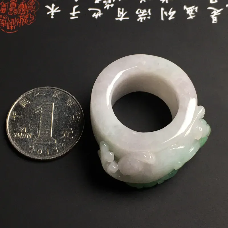 糯化种带色【招财貔貅】扳指 内直径20.1毫米 质地细腻 雕工精湛 款式时尚 重34克
