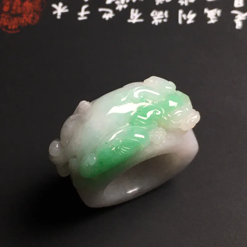 糯化种带色【招财貔貅】扳指 内直径20.1毫米 质地细腻 雕工精湛 款式时尚 重34克