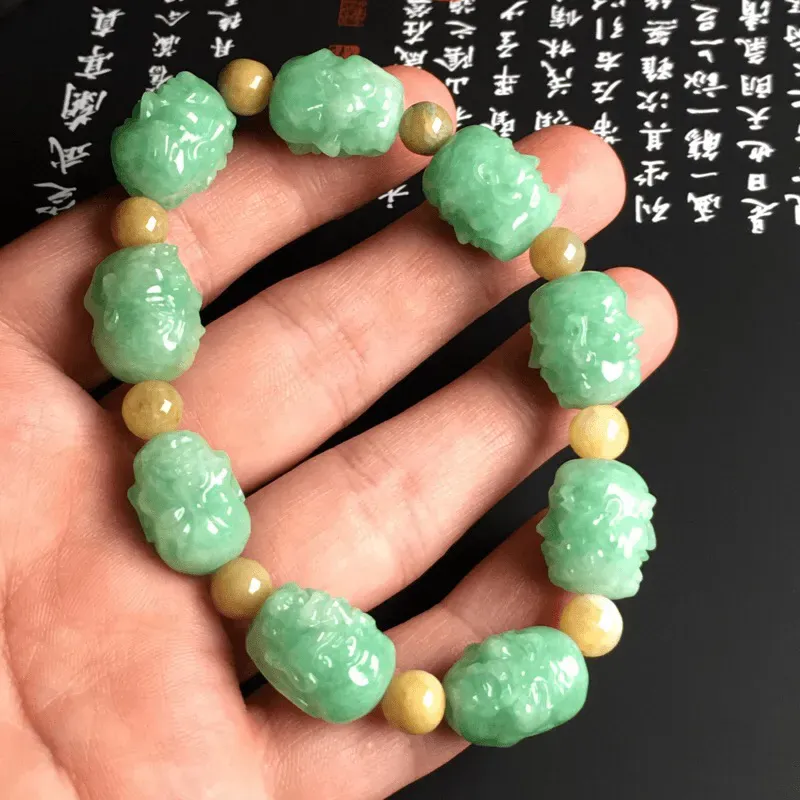 糯化种满色【罗汉】手串 9颗 质地细腻 雕工精湛 色彩艳丽 隔珠为黄翡翡翠