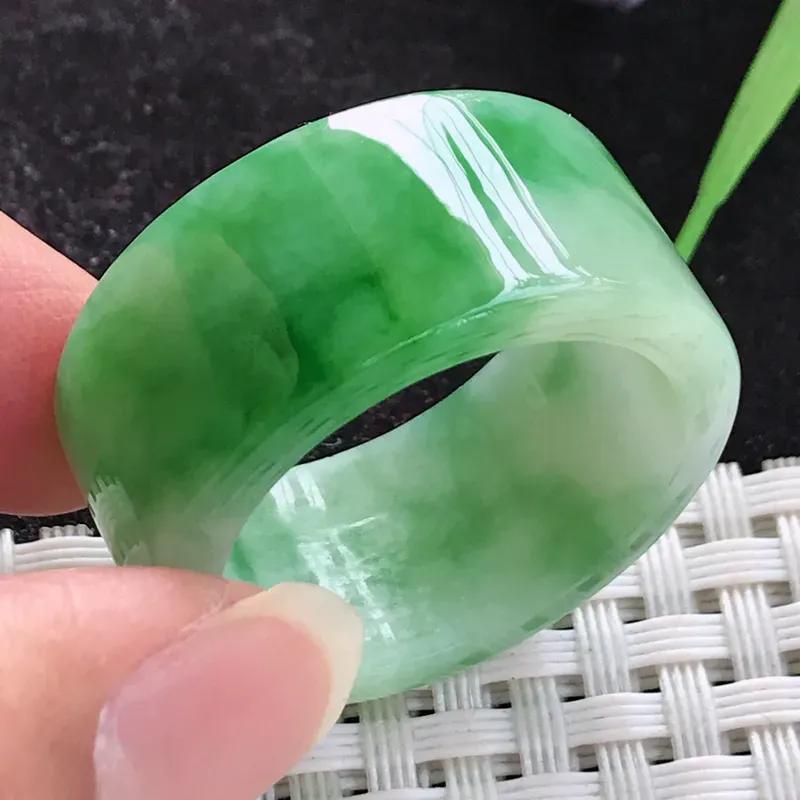 老坑飘绿扳指，玉质细腻，温润，色阳，鲜绿，佩戴高档气质，出众靓丽，内径24.5*13.8*3.6