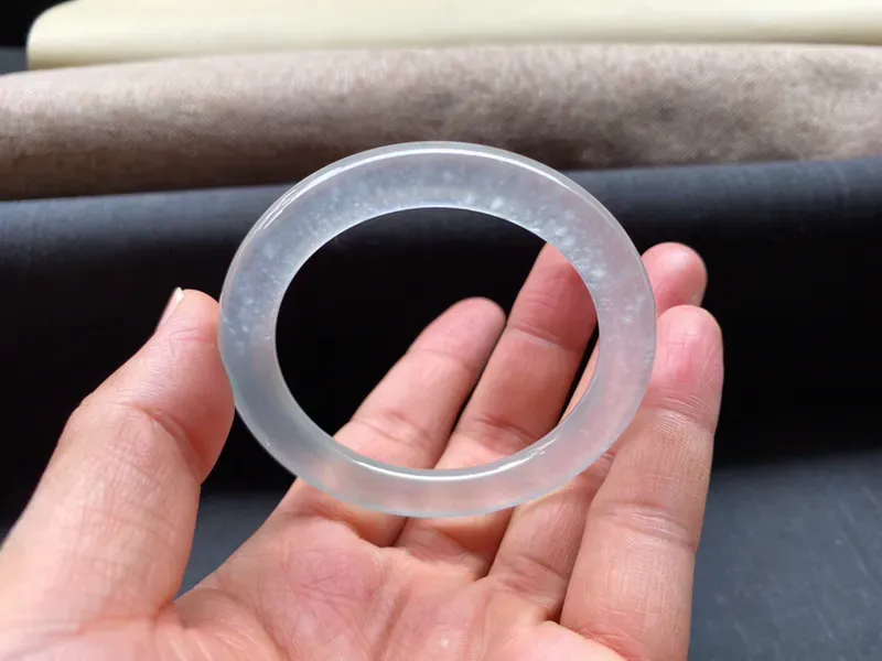 50-51圈口玻璃种圆条手镯，
尺寸:50.3×7×8.1mm，
底子细腻，种水通透水汪汪的如一汪清泉，条形精致
