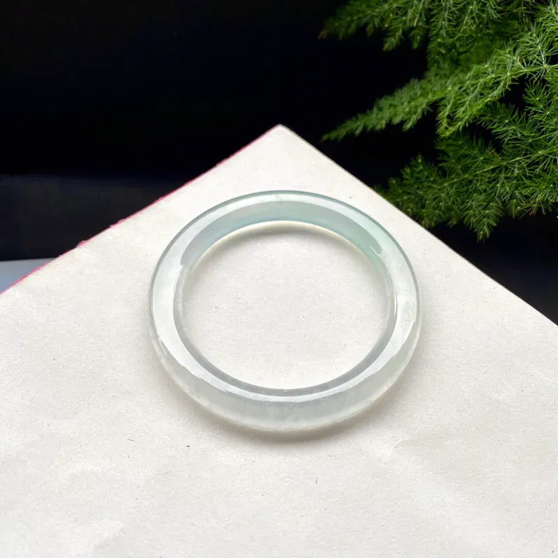 50-51圈口玻璃种圆条手镯，
尺寸:50.3×7×8.1mm，
底子细腻，种水通透水汪汪的如一汪清泉，条形精致