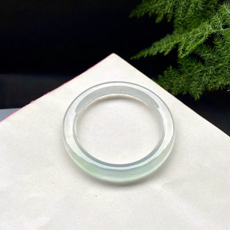 50-51圈口玻璃种圆条手镯，
尺寸:50.3×7×8.1mm，
底子细腻，种水通透水汪汪的如一汪清