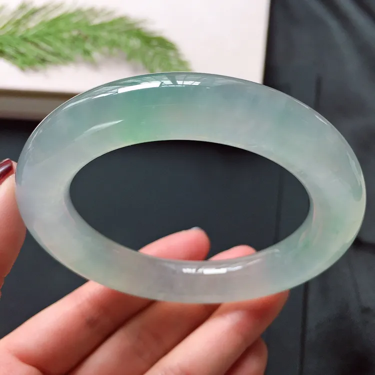 【典藏珍品】圆条56.5mm，冰种飘绿手镯，冰润起胶，清新甜美