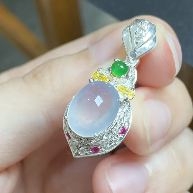 冰种荧光精美蛋面裸石 铜拖 裸石尺寸：11.8-9.2-4毫米 冰清水润 质地细腻 干净清爽 精致新颖 佩戴时尚 可镶嵌吊坠代镶嵌