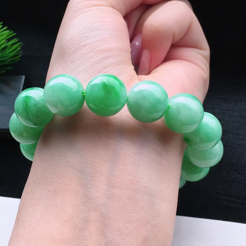 天然缅甸老坑翡翠A货绿色圆珠手链，料子细腻柔洁，尺寸取最大15mm，